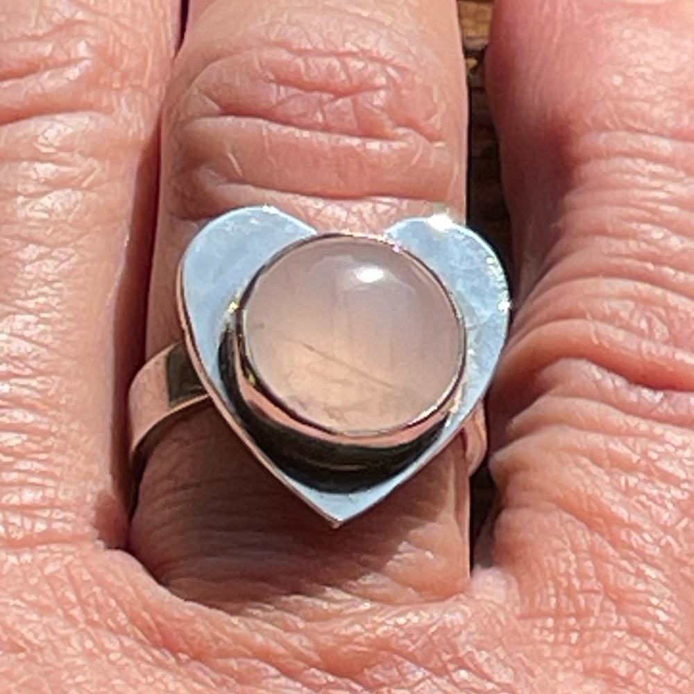 Rose quartz and sterling heart ring - Picture 1 of 9